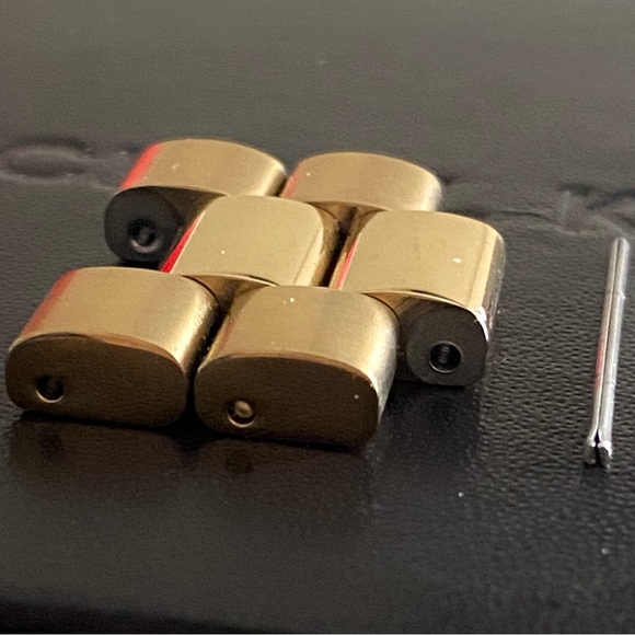 MICHAEL KORS “OVERSIZED RUNWAY” MK8077 GOLD WATCH LINKS - Picture 4 of 4